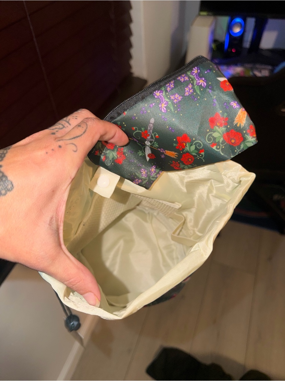 Drawstring Toiletry Bag Floral - Picture 4 of 7